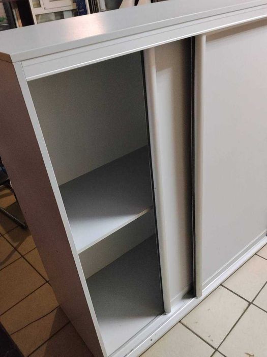 Продається містка та надійна шафа-купе