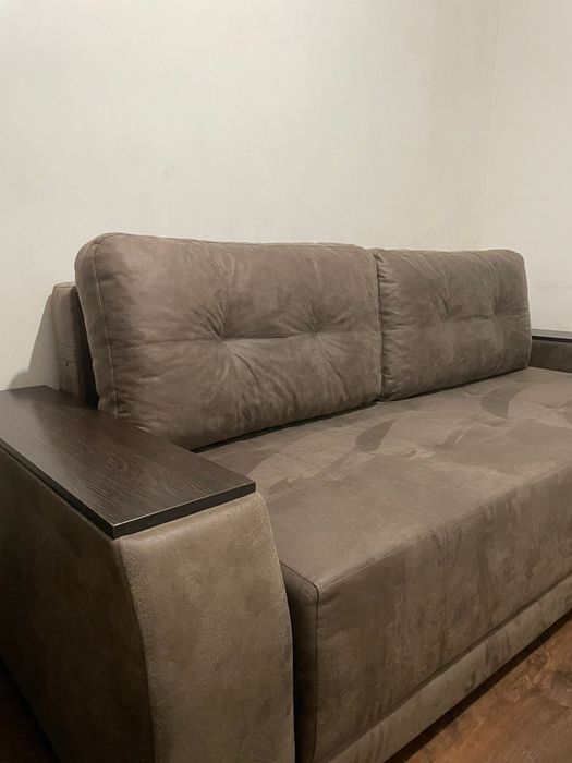 Продаю диван , очень в хорошим состояние.