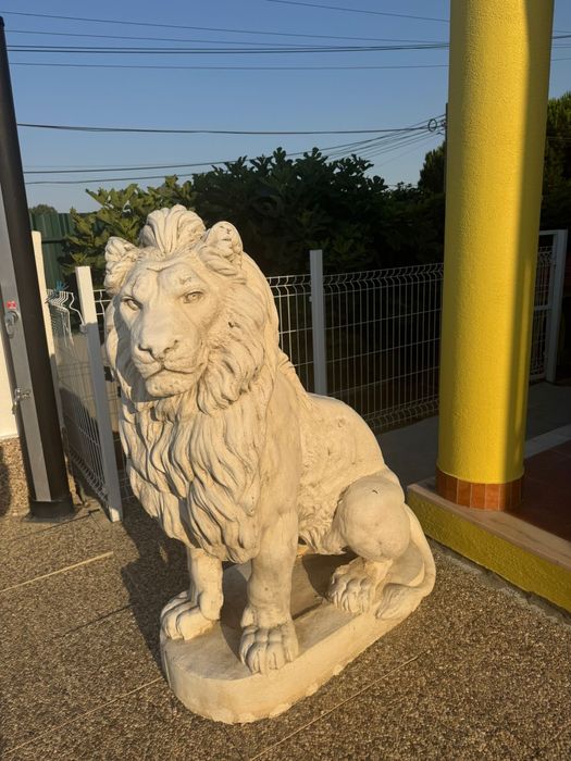 Vendo duas Estatuas de leao ALTURA 600 KILOS CADA