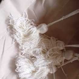 Colcha em seda com pompons.426078011047301125