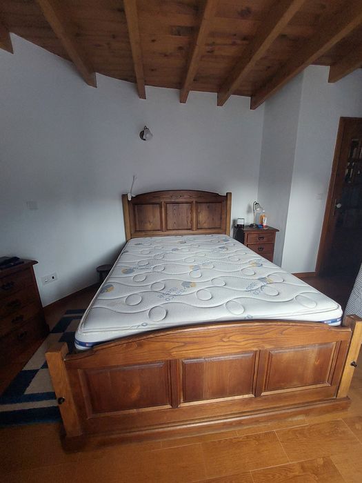 Cama de casal de madeira
