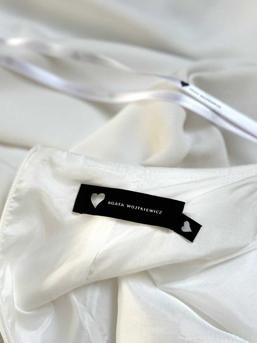 suknia ślubna agata wojtkiewicz quiet luxury prosta lekka tren