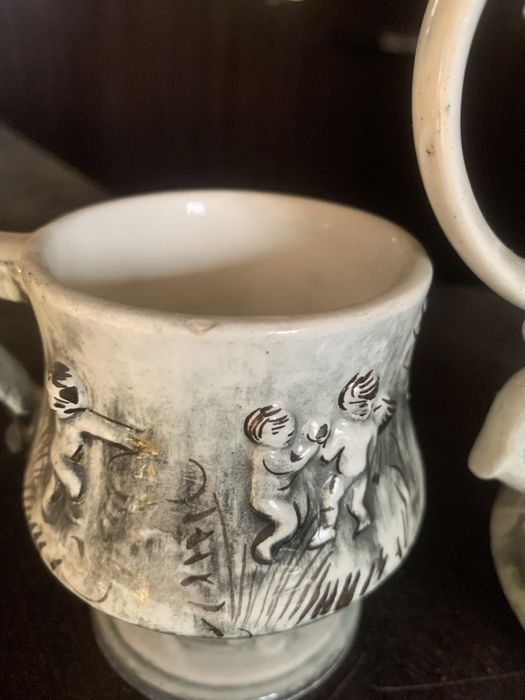Bule de chá e duas chavenas em porcelana