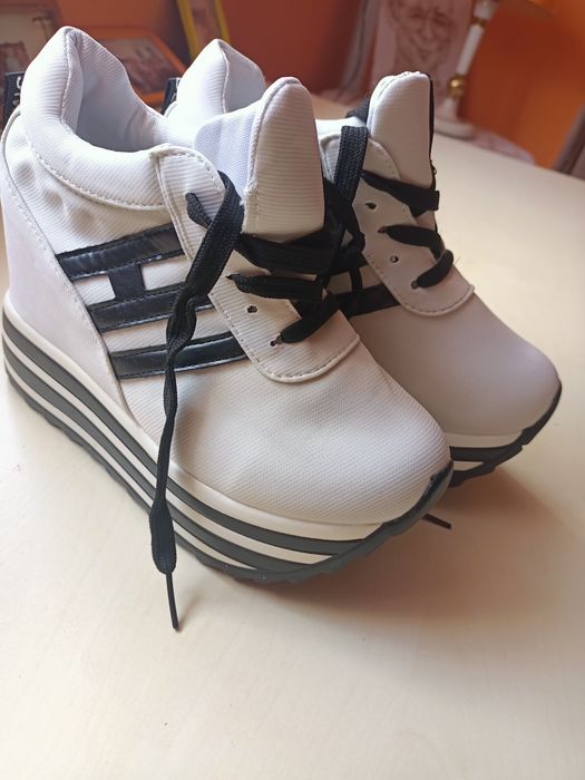 Sneakersy na koturnie Shein