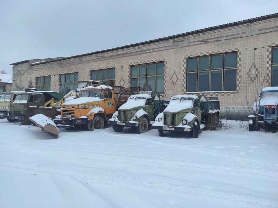 Гаражі з ямами та пункт технічного обслуговування машин