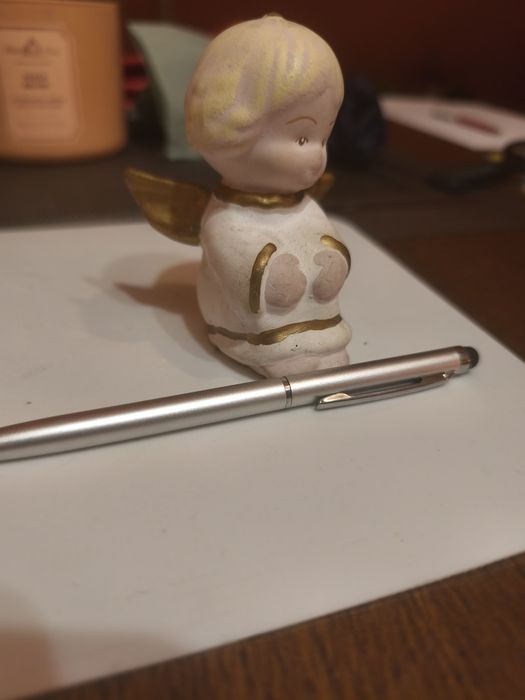 Figurka siedzącego Aniołka