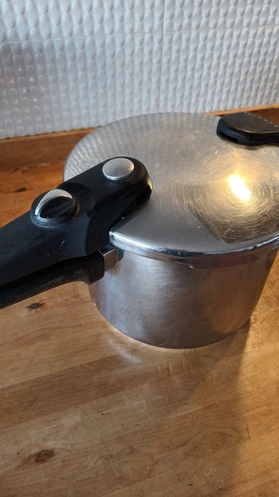 Panela de pressão grande