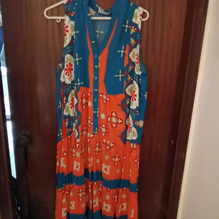 Vestido estampado  com botões até ao joelho
