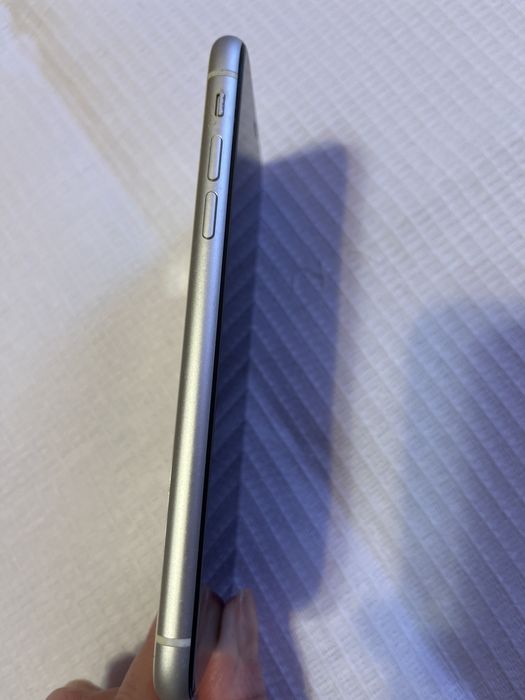 Продам iPhone XR в хорошому стані.