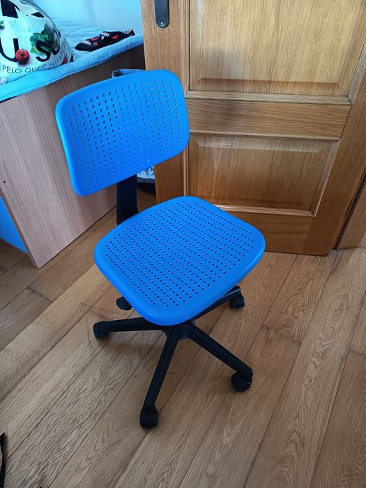 Cadeira basculante azul criança