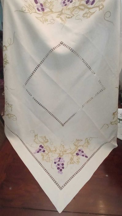 Toalha Uvas Bordada à Mão  com bainha aberta 115 cm quadrada