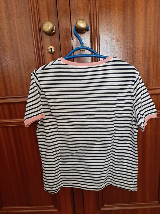 T-shirt às  riscas