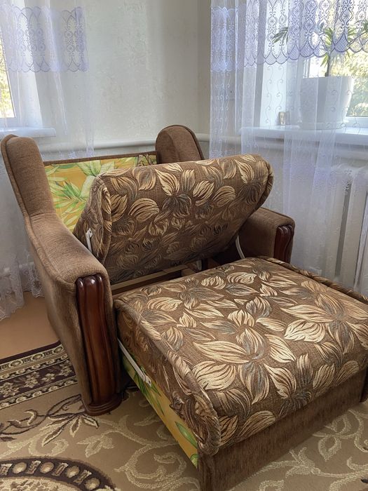 Продам два спальних крісла