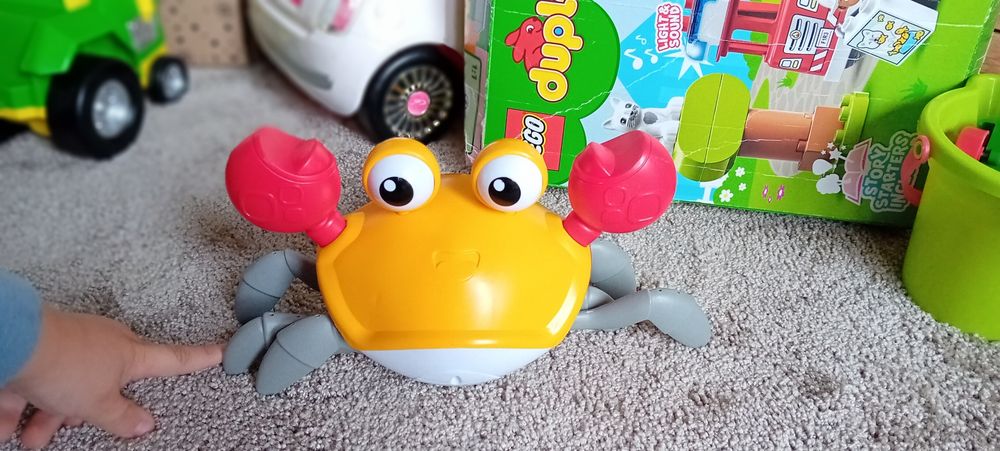 Krab zabawka chodzi