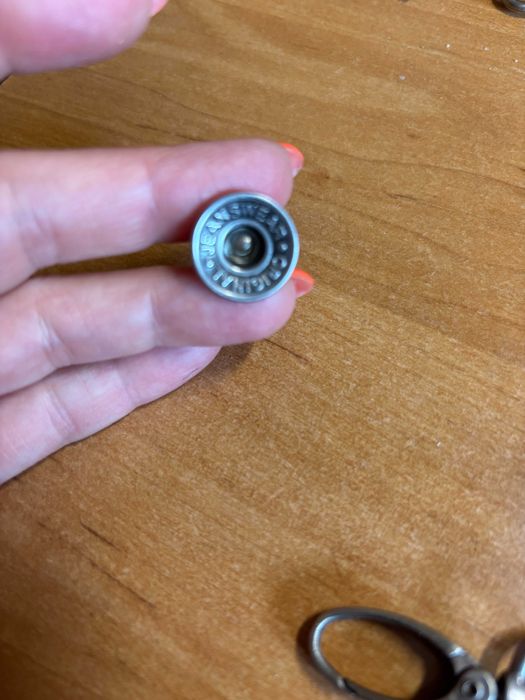 Guzik metalowy typu nap