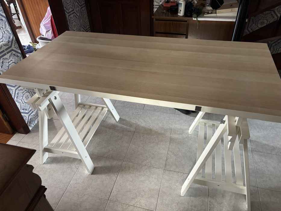 Secretária Com Dois Cavaletes e um Tampo