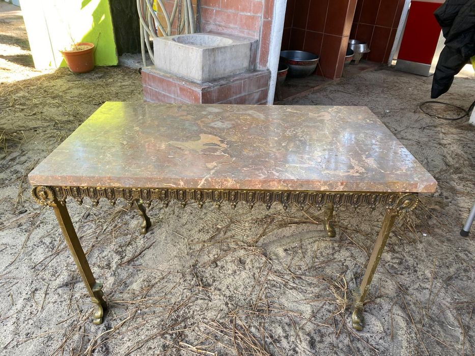 Mesa de pedra e ferro
