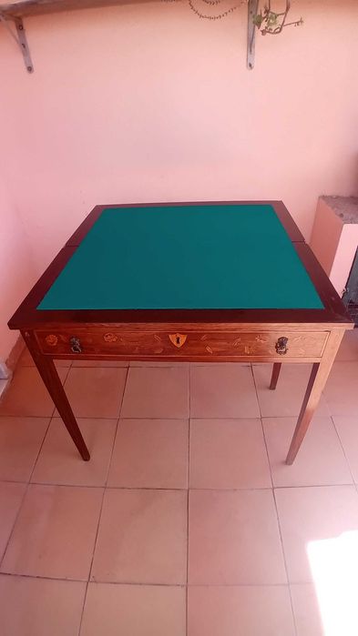 Mesa de jogo antiga em madeira