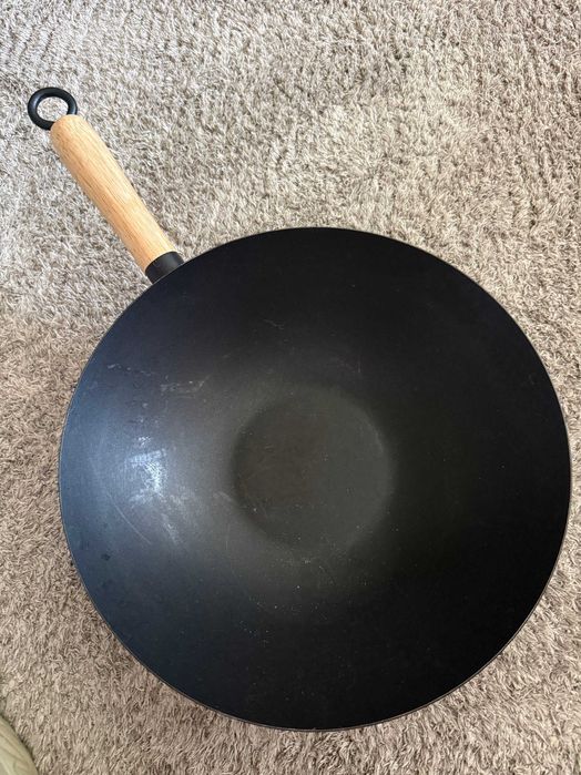 Wok em Aço Carbono / Ferro com Pega de Madeira