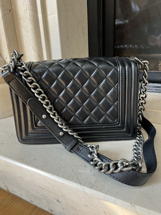 Chanel Boy czarna torebka ze srebrnym łańcuchem
