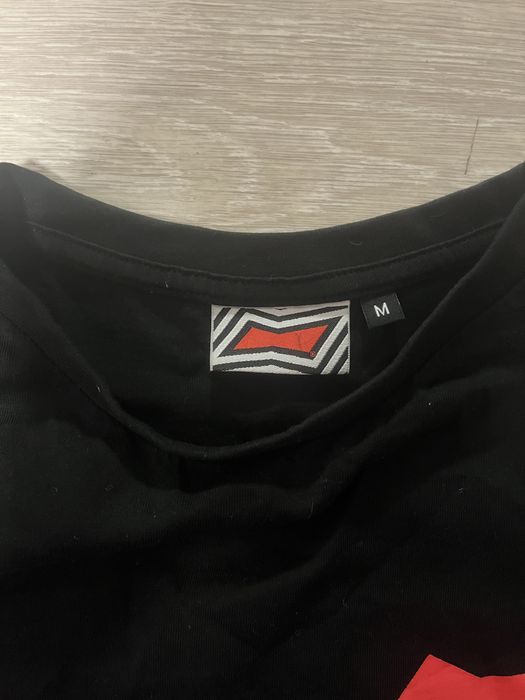 черный лонгслив с принтом