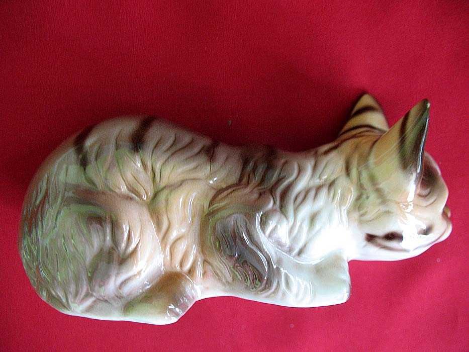 Kot - piękny, przyczajony - Figurka - ceramika - 5 x 14 x 6 cm