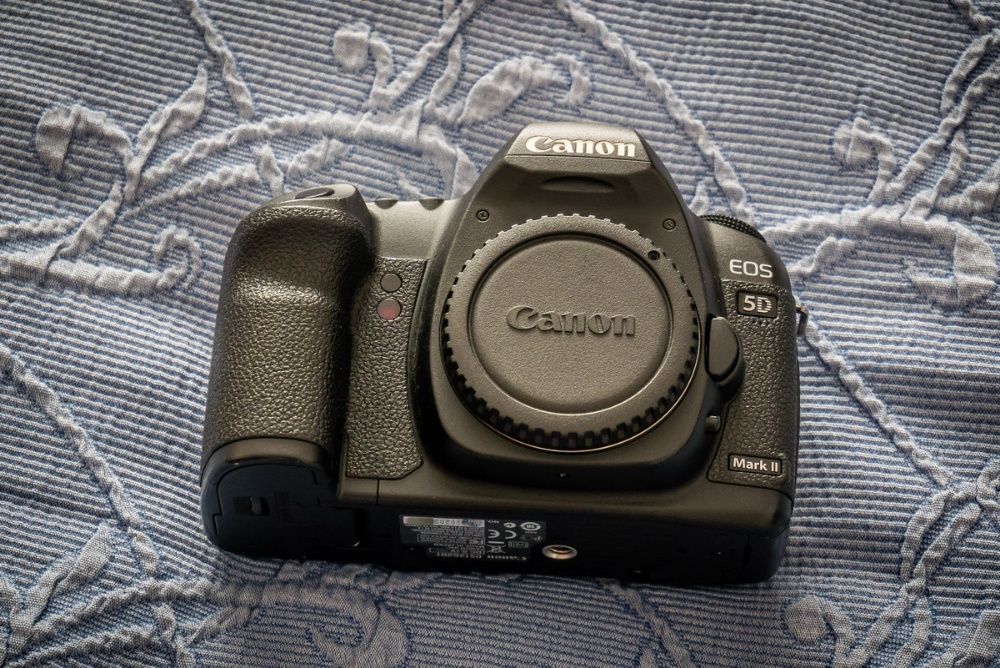 Máquina fotográfica DSLR Canon EOS 5D Mark II