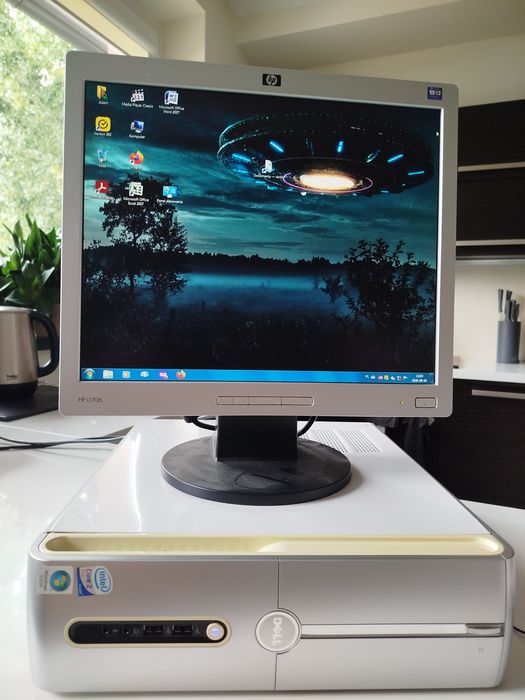 Komputer stacjonarny Dell z monitorem