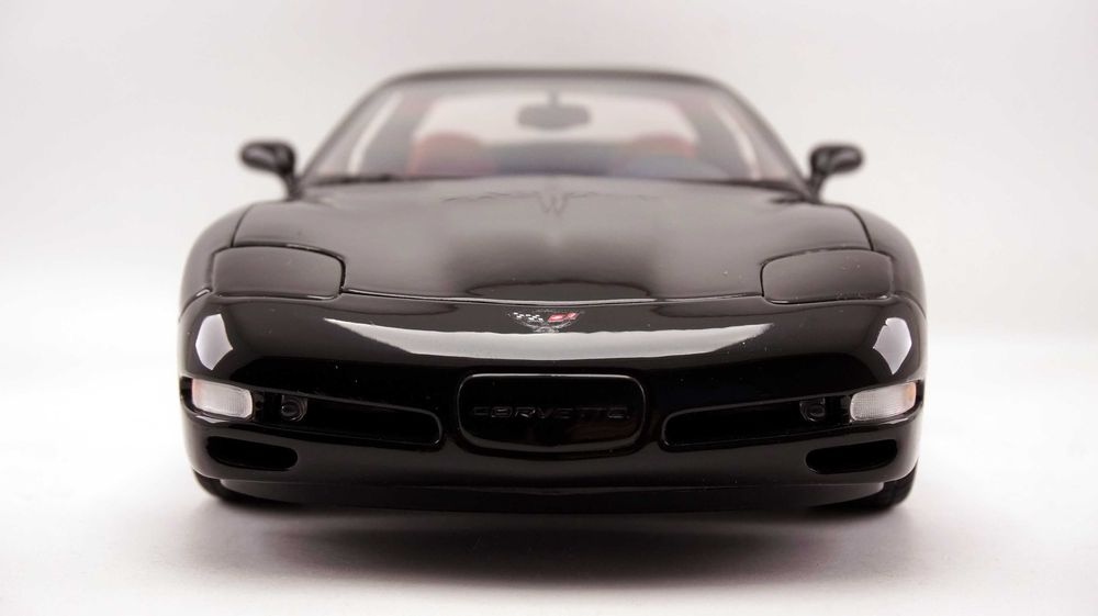 Модель UT Models AUTOart 1:18 Chevrolet Corvette (C5) Hardtop