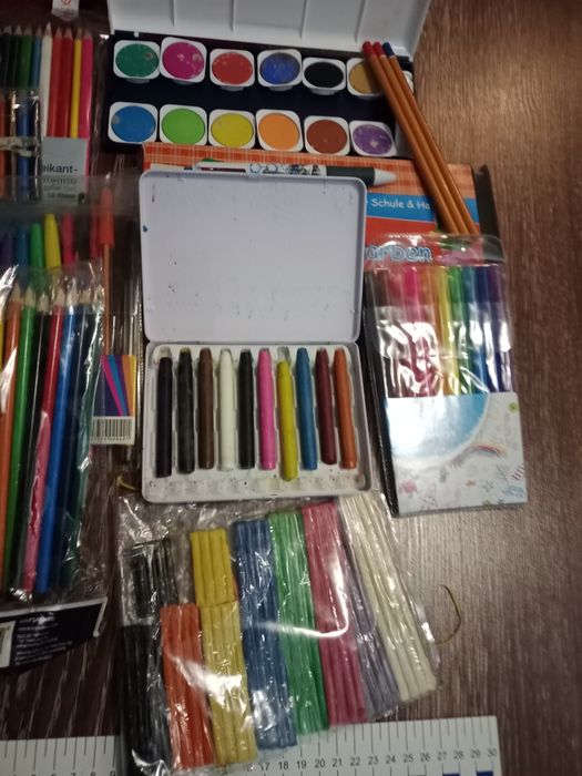 Карандаши, фломастеры, точилки, краски, линейки.