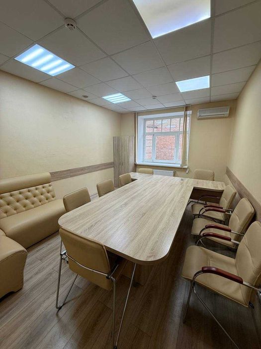 Оренда офісу 250 м², вул. Ірининська, 5/24