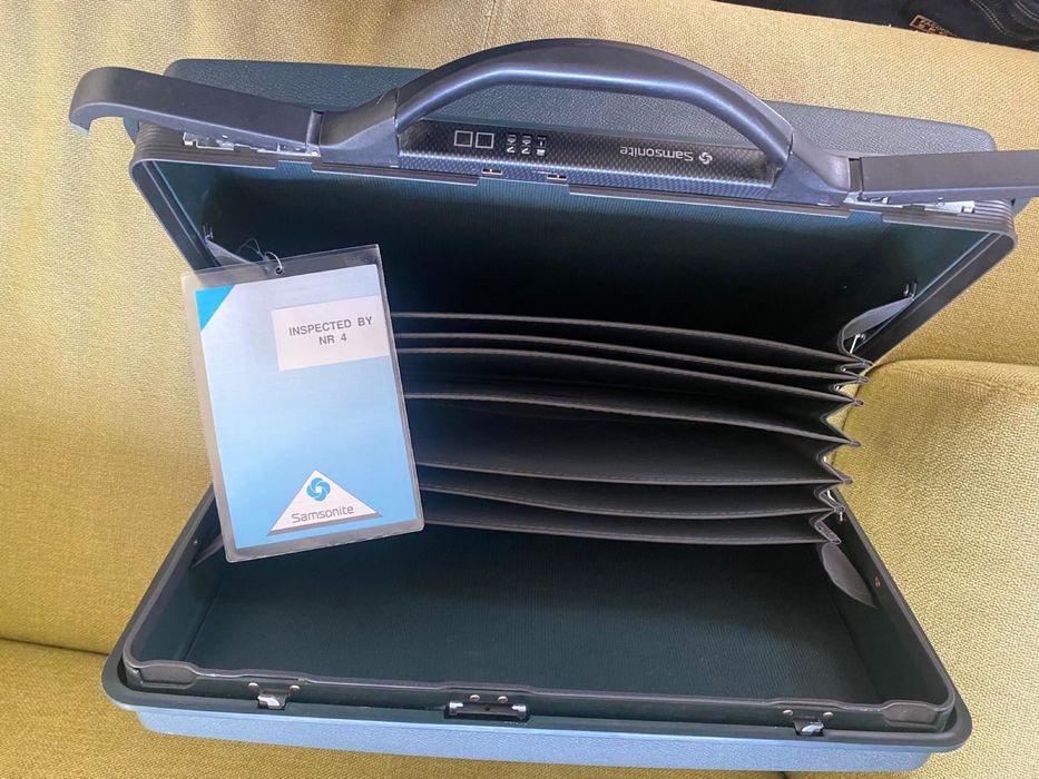 Pasta Samsonite Estilo 007 - Elegância e Segurança em Cinza