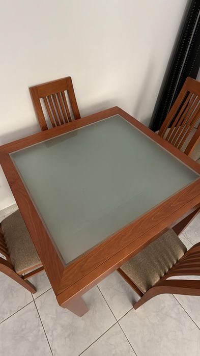 Mesa extensível com 6 cadeiras