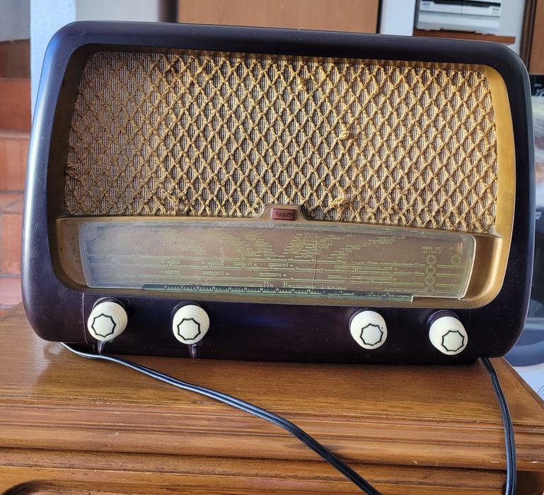 Rádio antigo, medida:40Lag.x 27Alt.x 20prof.