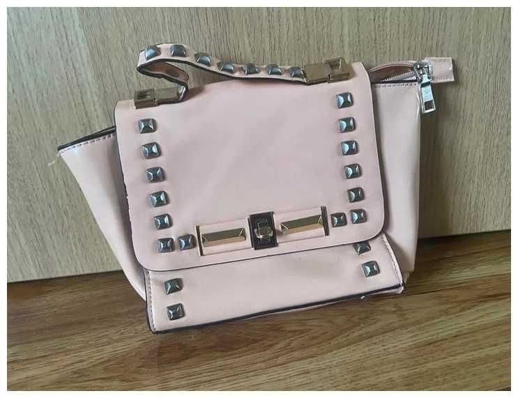 lakierowana listonoszka torebka nude mała