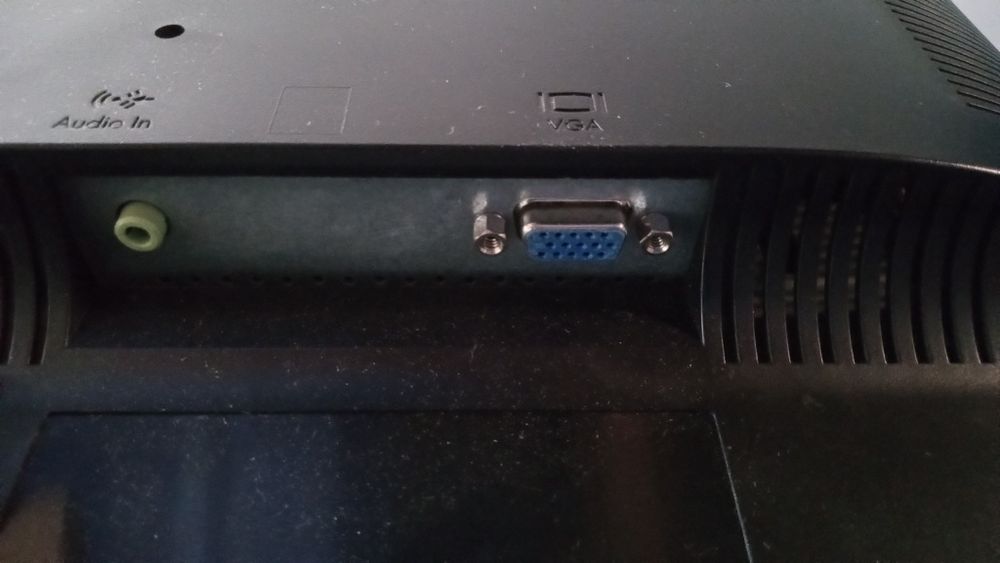 2 monitory 1 240v 50-60 HZ 2 240v 50-60 HZ