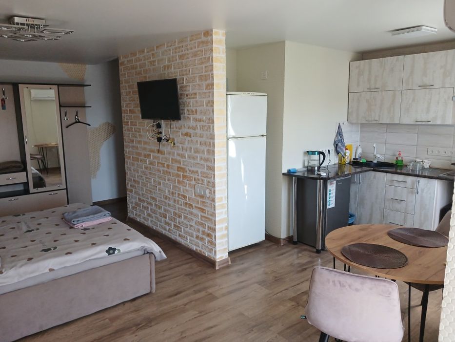 Посуточно квартирая студия светлая центр!