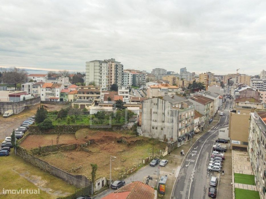 Apartamento T0, com varanda, na Rua Costa Cabral, Porto