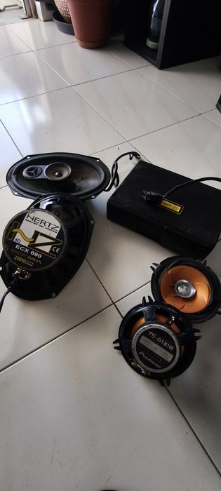 Colunas + caixa de CDs