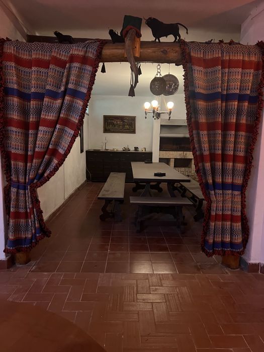 Mesa de  Adega. De. madeira  maciça espetacular