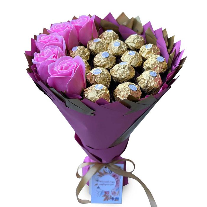 Bukiet ze słodyczy Ferrero Rocher i róże. Prezent na urodziny, ślub