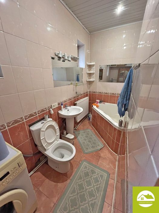 Продається будинок в центрі