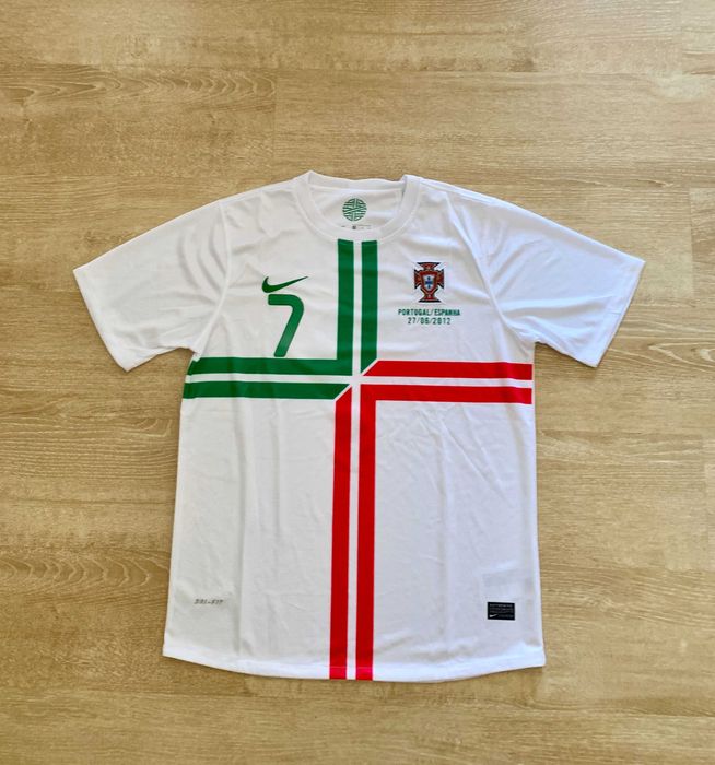 2012 Portugal away kit (L)