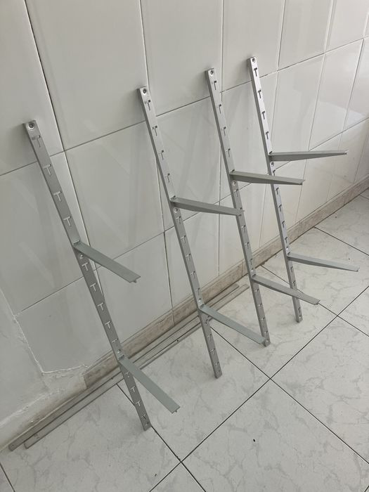 Prateleiras de fixar à parede.