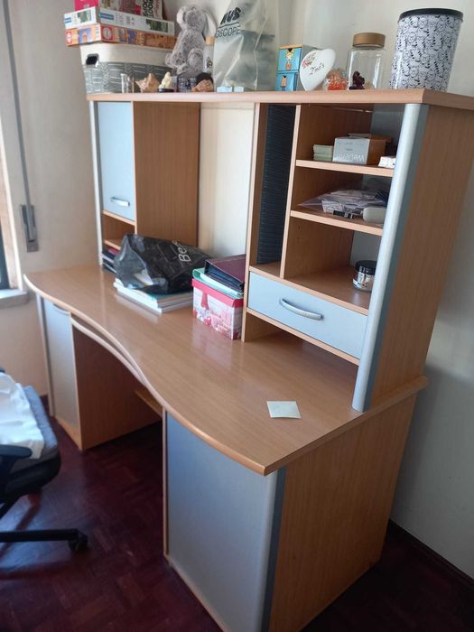Secretária (escrivaninha) para quarto de criança em optimo estado