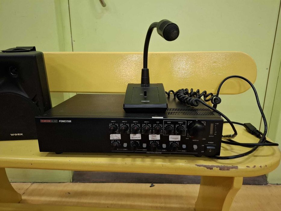 Amplificador com microfone e colunas