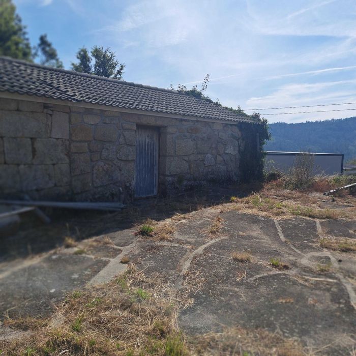 Vende-se Quinta com área urbana no centro de Fataunços, concelho de Vouzela