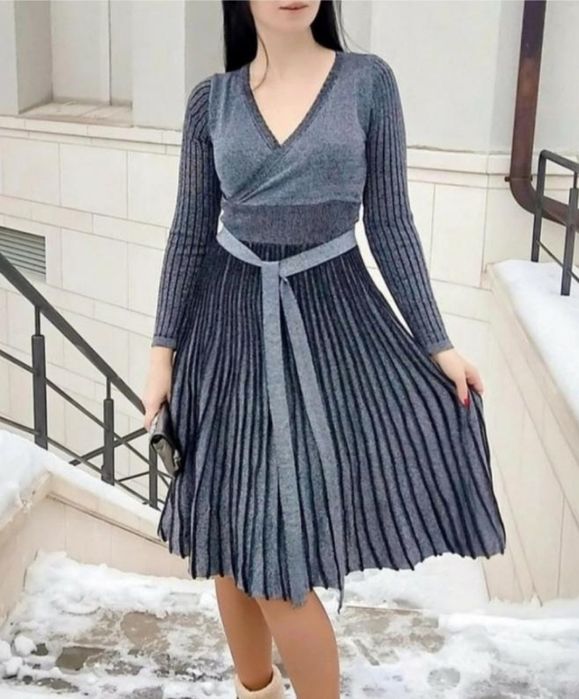 Теплое трикотажное платье миди с люрексом и юбкой плиссе.