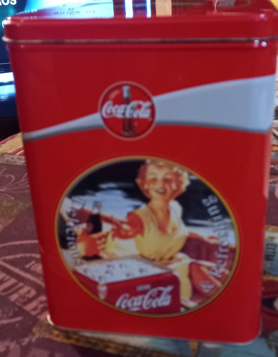 Lata grande da colecção da coca-cola.