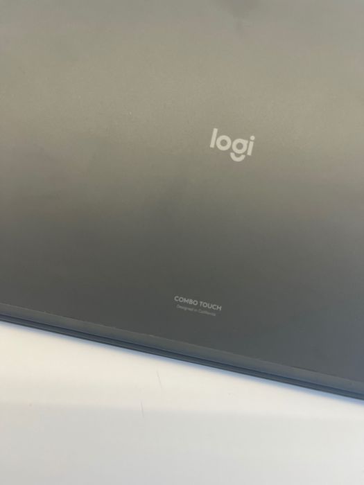Logitech Combo Touch klawiatura iPad Air 5 gen 11 cali odpinana etui
